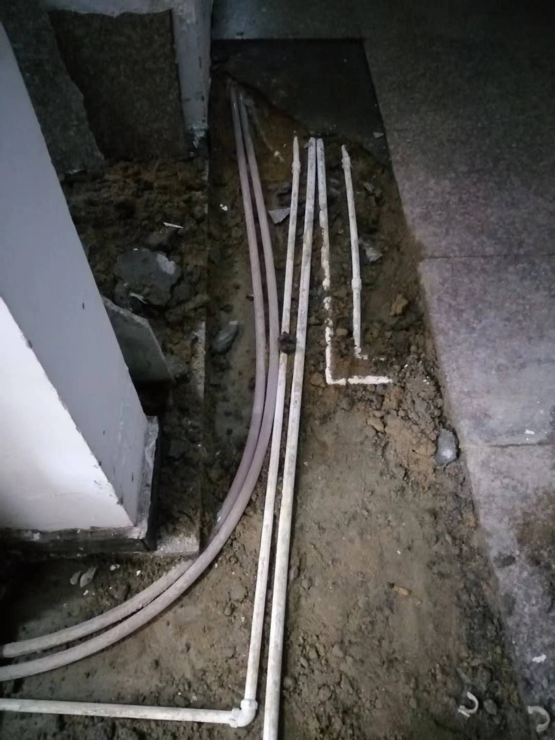 阳谷漏水，切勿盲目乱刨乱砸
